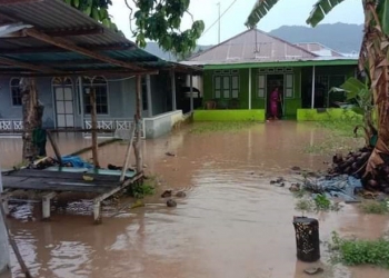 Lahan persawahan dan rumah warga tergenang banjir akibat jebolnya tanggul di Desa Bongopini Kecamatan Tilongkabila pada sore tadi. (Foto Istimewa)