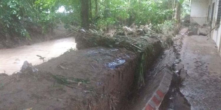 Derasnya air Sungai Bulota menyebabkan air merobohkan dinding pembatas, sehingga masuk ke dalam Polres Gorontalo. (Foto: Putra/Gopos)