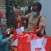 Sejumlah masyarakat terlihat menerima bantuan beras yang diberikan pihak Kepolisian usai melaksanakan vaksinasi di Halaman belakang Kantor Desa Yosonegoro, Kecamatan Limboto Barat, Kabupaten Gorontalo, Kamis (23/9/2021). Foto : Putra/Gopos.
