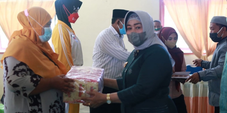 Penyerahan bantuan usaha produktif dari Baznas Pohuwato oleh Wakil Bupati Pohuwato, Suharsi Igirisa (kanan) kepada masyarakat pelaku usaha produktif, Kamis (2/9/2021).