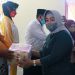 Penyerahan bantuan usaha produktif dari Baznas Pohuwato oleh Wakil Bupati Pohuwato, Suharsi Igirisa (kanan) kepada masyarakat pelaku usaha produktif, Kamis (2/9/2021).
