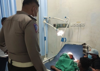 Personel Sat Lantas Polres Gorontalo mengecek kondisi RD bocah lima tahun yang ditabrak sepeda motor saat melintas di GORR