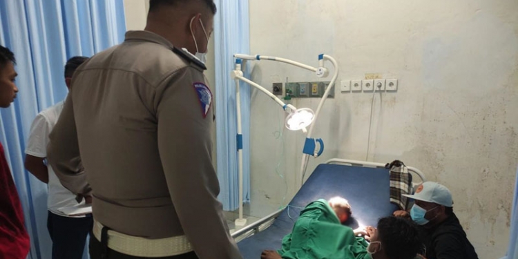 Personel Sat Lantas Polres Gorontalo mengecek kondisi RD bocah lima tahun yang ditabrak sepeda motor saat melintas di GORR