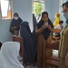 Wakil Bupati Bone Bolango, Merlan S. Uloli saat berbincang dengan para siswa serta orang tua pada hari pertama pembukaan sekolah yang dirangkaikan dengan pelaksanaan vaksinasi. (Foto Indra/Gopos)