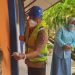 Bupati Bone Bolango, Hamim Pou didampingi Kepala Dinas Pendidikan dan Kebudayaan Marni Nisabu saat menghadiri peletakan batu pertama pembangunan rehabilitasi sembilan ruang kelas, ruang tata usaha, dan jamban SMP Negeri 2 Suwawa. (Foto Indra/Gopos)