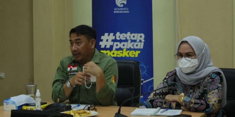 Bupati Bone Bolango, Hamim Pou didampingi Wakil Bupati, Merlan S. Uloli saat memimpin rapat evaluasi cakupan vaksinasi oleh OPD