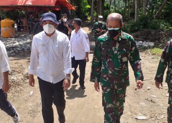 Bupati Bone Bolango, Hamim Pou dan Danrem 133 Nani Wartabone, Brigjen TNI Amrin Ibrahim didampingi Ketua DPRD Bone Bolango, Halid Tangahu, dan Dandim 1304 Gorontalo, Letkol CZI Dony Ardiwidha.M. Tr Han saat meninjau lokasi pelaksanaan TMMD. (Foto Indra/Gopos)