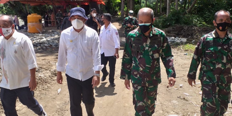 Bupati Bone Bolango, Hamim Pou dan Danrem 133 Nani Wartabone, Brigjen TNI Amrin Ibrahim didampingi Ketua DPRD Bone Bolango, Halid Tangahu, dan Dandim 1304 Gorontalo, Letkol CZI Dony Ardiwidha.M. Tr Han saat meninjau lokasi pelaksanaan TMMD. (Foto Indra/Gopos)