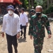 Bupati Bone Bolango, Hamim Pou dan Danrem 133 Nani Wartabone, Brigjen TNI Amrin Ibrahim didampingi Ketua DPRD Bone Bolango, Halid Tangahu, dan Dandim 1304 Gorontalo, Letkol CZI Dony Ardiwidha.M. Tr Han saat meninjau lokasi pelaksanaan TMMD. (Foto Indra/Gopos)