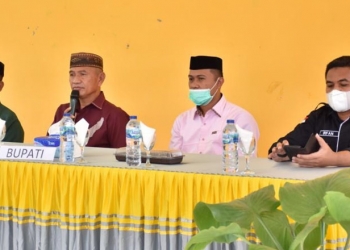 Bupati Pohuwato Saiful A Mbuinga saat memberikan Sambutannya di aula kantor camat popayato timur.