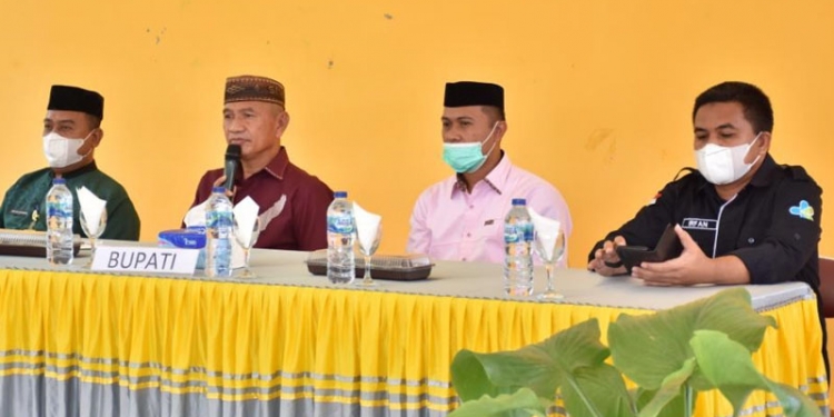 Bupati Pohuwato Saiful A Mbuinga saat memberikan Sambutannya di aula kantor camat popayato timur.