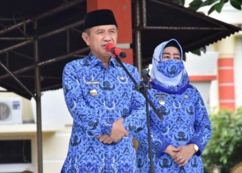 Bupati Pohuwato, Saipul Mbuinga, didampingi Wakil Bupati, Suharsi Igirisa, memimpin apel Korpri perdana, Jumat (17/9/2021).