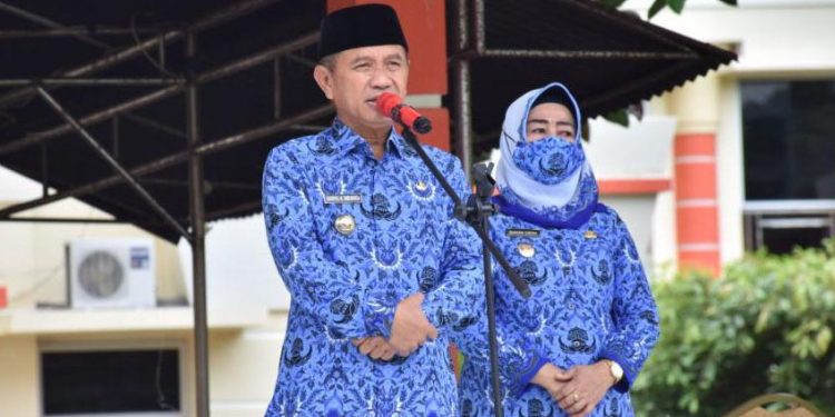 Bupati Pohuwato, Saipul Mbuinga, didampingi Wakil Bupati, Suharsi Igirisa, memimpin apel Korpri perdana, Jumat (17/9/2021).