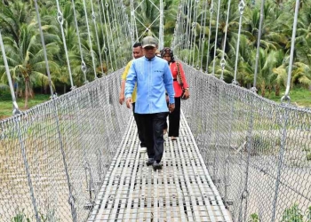 Bupati Saipul A. Mbuinga didampingi Kepala Baperlitbang, Irfan Saleh, Camat Popayato, Kadir Amran dan Kepala Bidang (Kabid) Bina Marga, Risdiyanto Mokodompit saat melakukan peninjauan jembatan gantung di Desa Tunas Harapan.