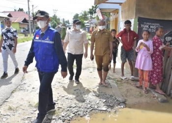 Bupati Pohuwato, Saipul A Mbuinga Saat meninjau beberapa rumah warga yang tergenang banjir di beberapa tempat.