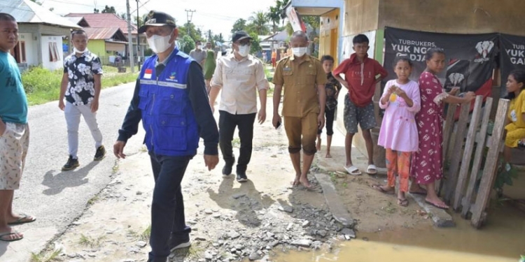 Bupati Pohuwato, Saipul A Mbuinga Saat meninjau beberapa rumah warga yang tergenang banjir di beberapa tempat.