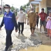 Bupati Pohuwato, Saipul A Mbuinga Saat meninjau beberapa rumah warga yang tergenang banjir di beberapa tempat.