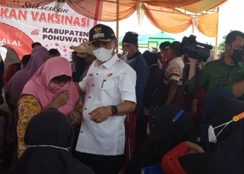 Bupati Pohuwato, Saipul Mbuinga, meninjau pelaksanaan vaksinasi serta mengingatkan warga untuk selalu disiplin protokol kesehatan.