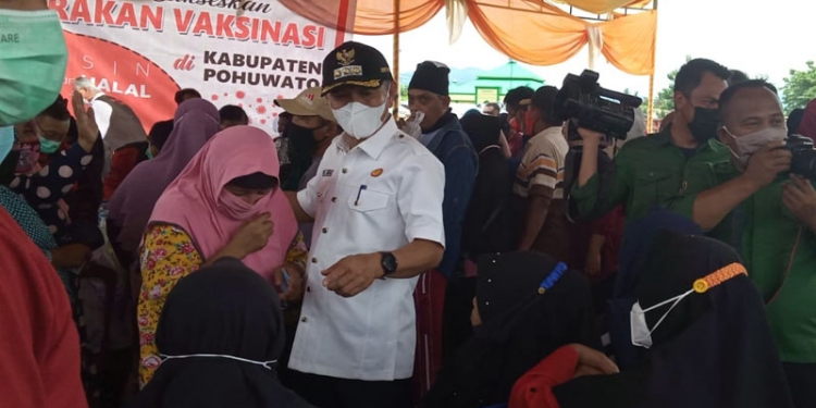 Bupati Pohuwato, Saipul Mbuinga, meninjau pelaksanaan vaksinasi serta mengingatkan warga untuk selalu disiplin protokol kesehatan.