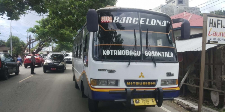 Bus yang terlibat kecelakaan lalu lintas, Jumat (03/09/21). (Foto: Putra/Gopos)