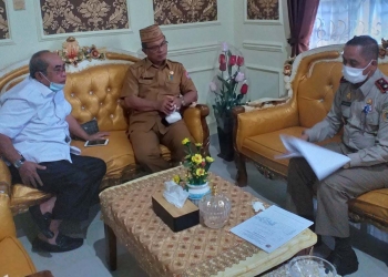 Anggota Komisi I DPRD Provinsi Gorontalo, Adhan Dambea saat berkunjung ke Badan Pertanahan Kabupaten Bone Bolango. (Indra/Gopos)