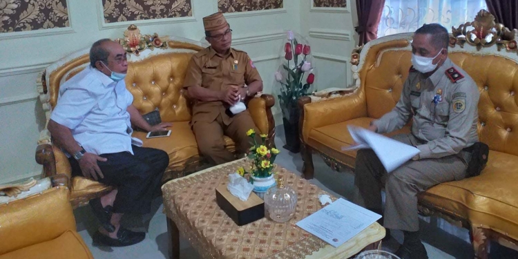 Anggota Komisi I DPRD Provinsi Gorontalo, Adhan Dambea saat berkunjung ke Badan Pertanahan Kabupaten Bone Bolango. (Indra/Gopos)