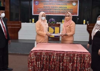 Serah terima jabatan ketua DWP Pohuwato lama, Suritinojo Niode (kanan) kepada Suryanti Datau R. Abdjul sebagai ketua DWP Pohuwato baru.