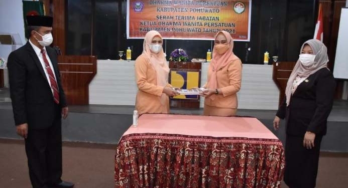 Serah terima jabatan ketua DWP Pohuwato lama, Suritinojo Niode (kanan) kepada Suryanti Datau R. Abdjul sebagai ketua DWP Pohuwato baru.
