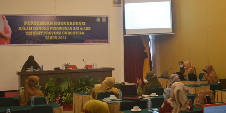 Kegiatan pertemuan Konvergensi Dalam Rangka Penurunan AKI & AKBTingkat Provinsi Gorontalo Tahun 2021 di Hotel Grand Q, Kota Gorontalo, Selasa (28/9/2021). Foto : Putra/Gopos.