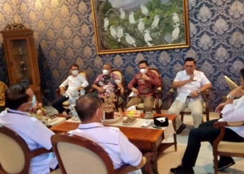 Suasana pertemuan Bupati Bone Bolango, Hamim Pou, bersama Komisi I DPRD Provinsi Gorontalo yang didampingi Diskominfotik Provinsi Gorontalo, di rumah pribadi bupati, Rabu (29/9/21). (Foto: Taufik Asnawi)