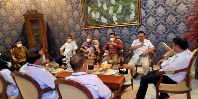 Suasana pertemuan Bupati Bone Bolango, Hamim Pou, bersama Komisi I DPRD Provinsi Gorontalo yang didampingi Diskominfotik Provinsi Gorontalo, di rumah pribadi bupati, Rabu (29/9/21). (Foto: Taufik Asnawi)