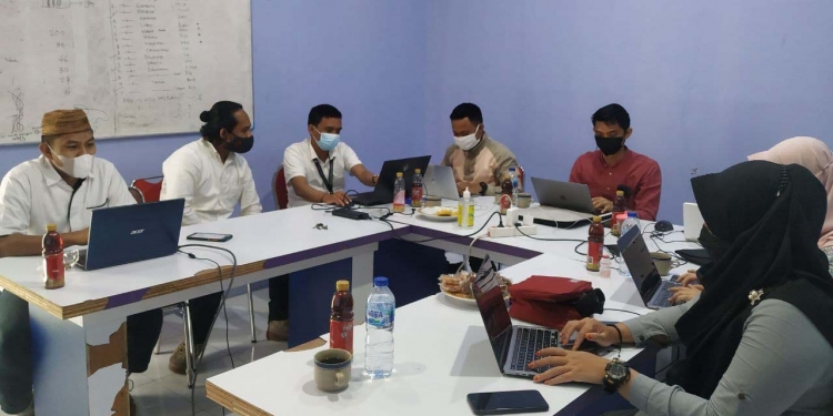 Kegiatan proses integrasi aplikasi TTE dengan server e-Sign BSrE yang dilaksanakan di ruang Data Center Diskominfotik Provinsi Gorontalo, Rabu (22/9/21). ( Foto: Anie)