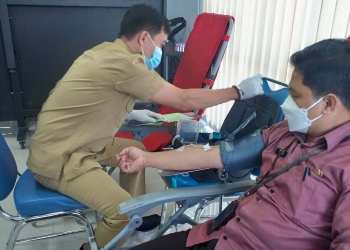Kepala Badan Pusat Statistik (BPS) Provinsi Gorontalo, Mukhamad Mukhanif saat melakukan donor darah dalam rangka peringatan HSN tahun 2021. (Foto Indra/Gopos)