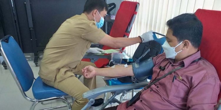 Kepala Badan Pusat Statistik (BPS) Provinsi Gorontalo, Mukhamad Mukhanif saat melakukan donor darah dalam rangka peringatan HSN tahun 2021. (Foto Indra/Gopos)