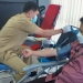 Kepala Badan Pusat Statistik (BPS) Provinsi Gorontalo, Mukhamad Mukhanif saat melakukan donor darah dalam rangka peringatan HSN tahun 2021. (Foto Indra/Gopos)