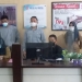 Kepala Dinas Kependudukan dan Pencatatan Sipil Kabupaten Bone Bolango, Oktavianus SW Rahman saat mendampingi tim teknis dari Direktorat Jenderal Kependudukan dan Pencatatan Sipil Kementerian Dalam Negeri Republik Indonesia saat melakukan maintenance SIAK terpusat di Kabupaten Bone Bolango. (Foto Istimewa)