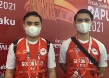 Atlet esport Akbar Paudie (kiri) dan Bayu Habibie (kanan) perwakilan eFootball PES 2021 dari Gorontalo usai membawa pulang perunggu setelah kalah dari Kalimantan Selatan di arena hoki dan kriket Doyo Baru, Jayapura, Jumat (24/9/2021). SuaraSulsel.id