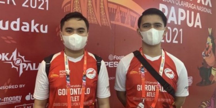 Atlet esport Akbar Paudie (kiri) dan Bayu Habibie (kanan) perwakilan eFootball PES 2021 dari Gorontalo usai membawa pulang perunggu setelah kalah dari Kalimantan Selatan di arena hoki dan kriket Doyo Baru, Jayapura, Jumat (24/9/2021). SuaraSulsel.id