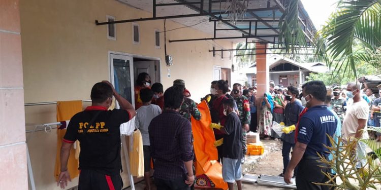 Petugas Kepolisian bersama TNI, dan Satpol PP Gorontalo Utara bersiap melakukan evakuasi terhadap korban untuk dibawa menuju ke RS ZUS Gorontalo Utara. (isno/gopos)