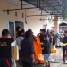 Petugas Kepolisian bersama TNI, dan Satpol PP Gorontalo Utara bersiap melakukan evakuasi terhadap korban untuk dibawa menuju ke RS ZUS Gorontalo Utara. (isno/gopos)