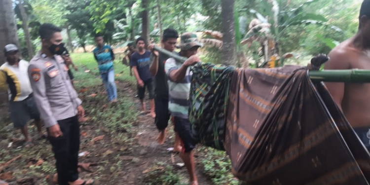 Jasad MO dievakuasi warga dari tepi sungai Mebongo, Kecamatan Sumalata, Kabupaten Gorontalo Utara. (istimewa)