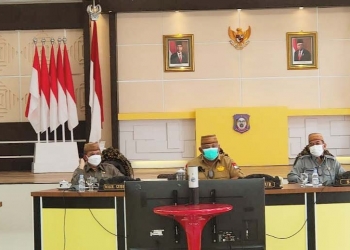 Gubernur Rusli Habibie didampingi Wagub Idris Rahim dan Sekdaprov Darda Daraba, saat memimpin rapat Forkopimda di perluas secara virtual, Senin (13/9/2021). (Foto: Septian)