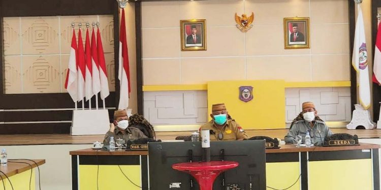Gubernur Rusli Habibie didampingi Wagub Idris Rahim dan Sekdaprov Darda Daraba, saat memimpin rapat Forkopimda di perluas secara virtual, Senin (13/9/2021). (Foto: Septian)