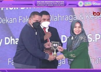 Rektor UNG, Eduart Wolok memberikan penghargaan kepada Dekan FOK Prof. Dr. Herlina Yusuf, M.Kes atas capaian prestasi yang sudah ditorehkan FOK. (dok. UNG)