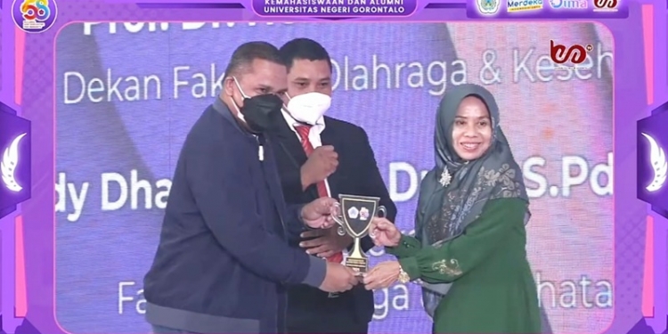 Rektor UNG, Eduart Wolok memberikan penghargaan kepada Dekan FOK Prof. Dr. Herlina Yusuf, M.Kes atas capaian prestasi yang sudah ditorehkan FOK. (dok. UNG)