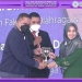Rektor UNG, Eduart Wolok memberikan penghargaan kepada Dekan FOK Prof. Dr. Herlina Yusuf, M.Kes atas capaian prestasi yang sudah ditorehkan FOK. (dok. UNG)