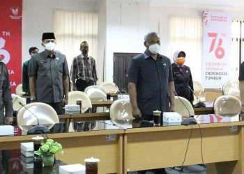 Jubir masing-masing fraksi saat menyanyikan lagu Indonesia Raya, bersama tamu undangan yang lain. (Foto: humas DPRD Kabupaten Blitar)