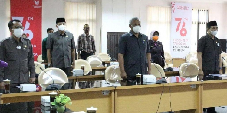 Jubir masing-masing fraksi saat menyanyikan lagu Indonesia Raya, bersama tamu undangan yang lain. (Foto: humas DPRD Kabupaten Blitar)