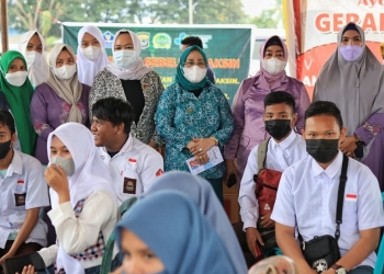 Pelaksanaan gebyar vaksinasi oleh GOW dan TP PKK Pohuwato diikuti oleh masyarakat serta para siswa di Kecamatan Popayato, Pohuwato, Rabu (16/9/2021). (mahmud/gopos)
