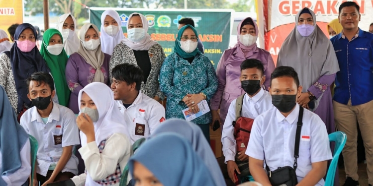 Pelaksanaan gebyar vaksinasi oleh GOW dan TP PKK Pohuwato diikuti oleh masyarakat serta para siswa di Kecamatan Popayato, Pohuwato, Rabu (16/9/2021). (mahmud/gopos)